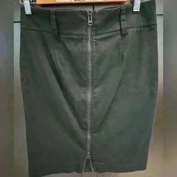 Armani Exchange Women's Black Pencil Skirt Back Zip, Zip Pockets Cotton - size 2 - Picture 2 of 7